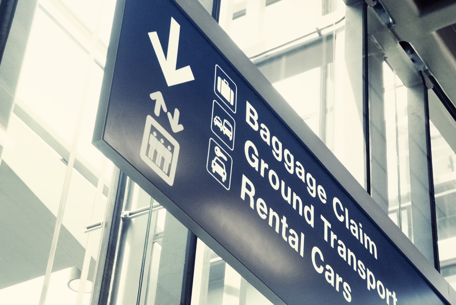 Señal de Baggage Claim y Ground Transportation en la terminal