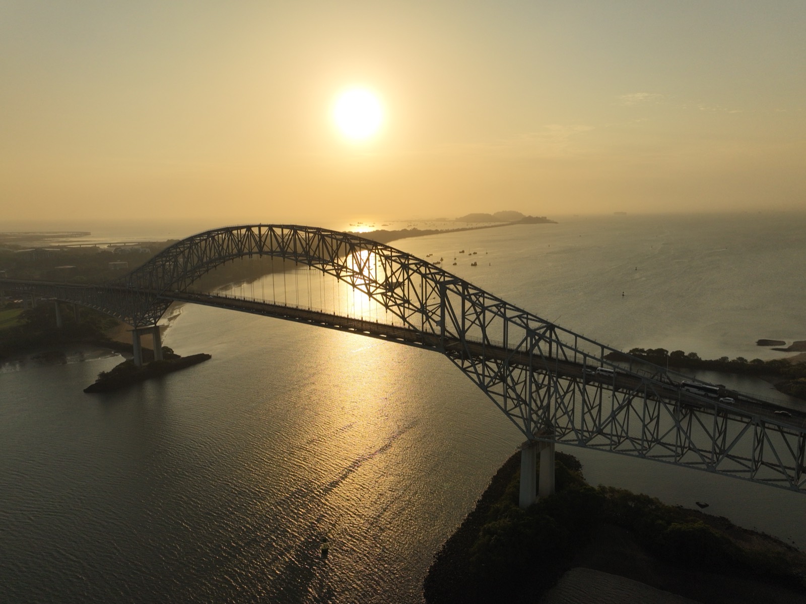 Puente de las Américas sobre el Canal de Panamá a la hora dorada